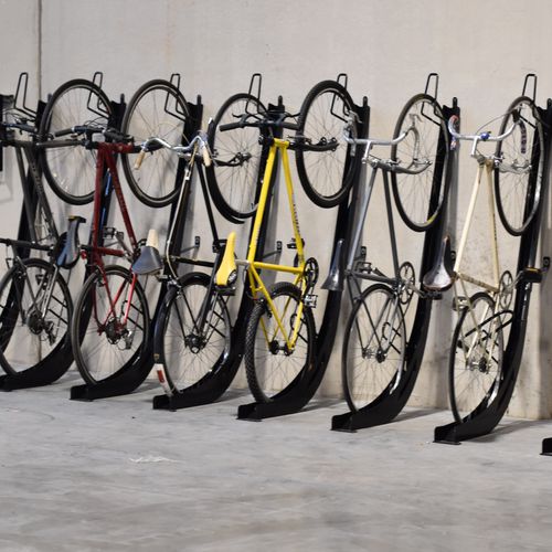 Wandmontierter Fahrradständer - ROLL UP - Madrax - vertikal / für Garagen / galvanisiertem Stahl