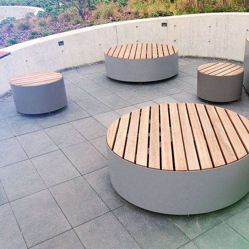 Moderne Bank für den öffentlichen Raum - UNIVERSE 02.455 - ZANO Street Furniture - Tropenholz / Fichte / Edelstahl