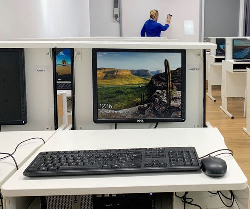 Bodenstehender Computertisch. - MILENA - DECADRAGES / BEDUP® - modern / Metall / Laminat