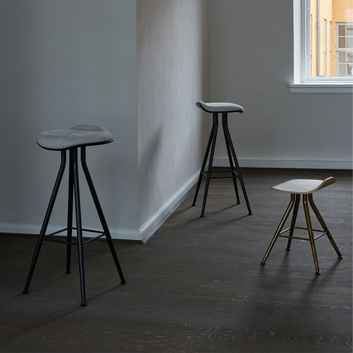 Moderner Barhocker - NORR11 - BARFLY - Paustian - Leder / Eiche / Gestell aus Messing