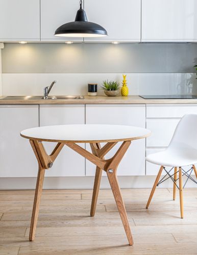 Moderner Tisch - Boulon Blanc - Laminat / Gestell aus Eiche / rund