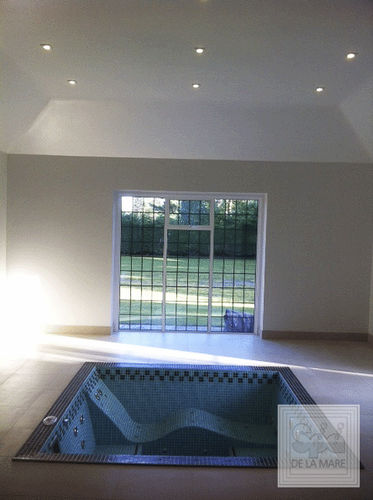 Schwimmbecken für den Innenraum - PIAZZA LOUNGER - Spa De La Mare - erdverlegt / Beton / für Hydrotherapie