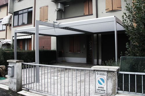 Selbsttragende Pergola - MAPIER GROUP S.R.L. - angebaut / Aluminium / mit Sonnenschutzlamellen