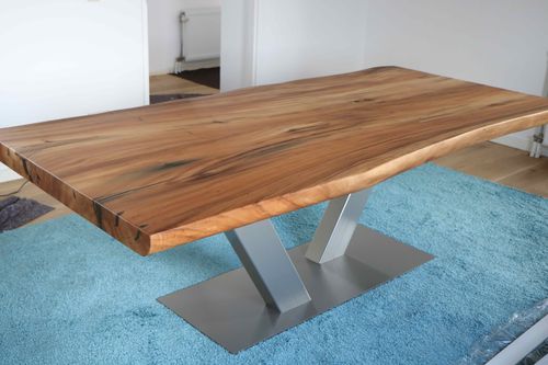 Moderner Esstisch - SUAR - Unik - Nussbaum / Massivholz / lackiertes Holz