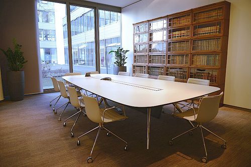 Moderner Besprechungstisch - ISEE - WAVEinside - Holzfurnier / HPL / Gestell aus Metall