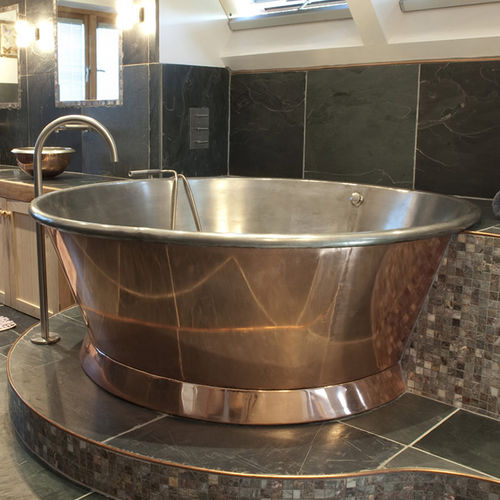 Runde Badewanne - ROTUNDUS - WILLIAM HOLLAND LTD - freistehend / Kupfer