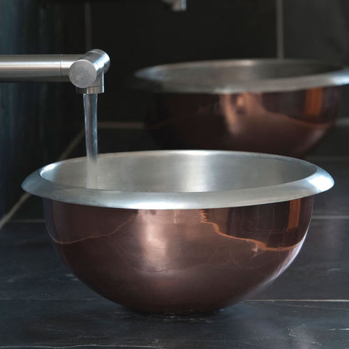 Aufsatzwaschbecken - CURVA - WILLIAM HOLLAND LTD - Kupfer / rund / modern