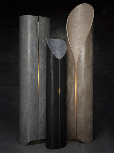 Moderne Leuchtsäule - MARTA - itaibaron - Beton / fluoreszierend / für den Innenraum