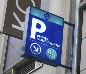 Wandmontiertes Schild - TTS - hängend / bodenstehend / zur Orientierung