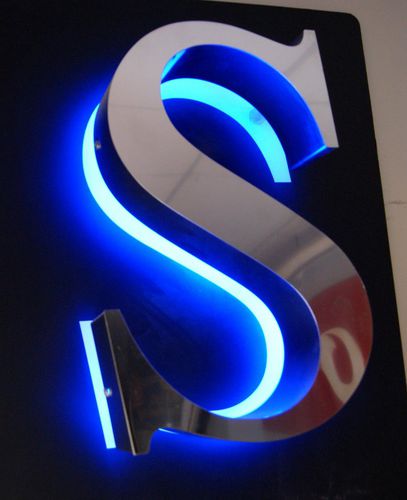 Wandmontiertes Schild - SCI LED HALO - Signs Connect Ireland - Aluminium / Edelstahl / beleuchtet