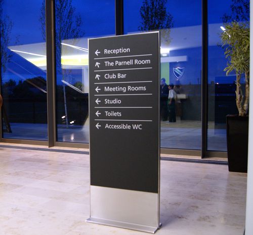 Stele zur Beschilderung - SCI - Signs Connect Ireland - für öffentliche Bereiche