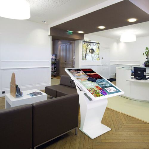 Multimedia-Infosäule - Cube Digital Media - für den Innenraum / mit Multi-Touch-Screen