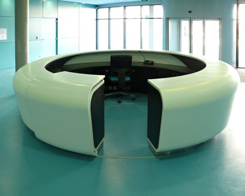 Halbrunde Empfangstheke - WHITEOVAL - AMOS DESIGN - Corian®