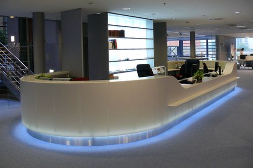 Halbrunde Empfangstheke - VESSEL - AMOS DESIGN - Corian®