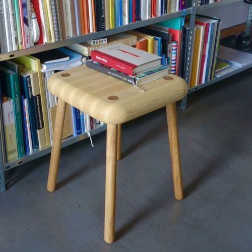 Moderner Hocker - AUERBERG - Esche / Gestell aus Massivholz