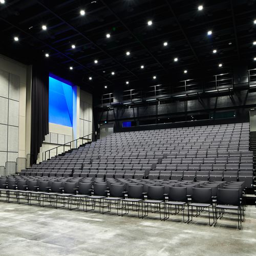 Moderner Auditoriumsessel - Hamari - Stoff / Holz / klappbar