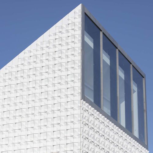 Keramik-Fassadenverkleidung - RUPERT MAYER CHURCH, POING - m&r Manufaktur GmbH - 3D / Fliesenoptik / Design