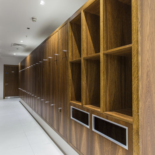 Holz-Garderobenschrank - OCTAVE - Washroom Washroom Limited - Zahlen / für öffentliche Einrichtungen / gesichert