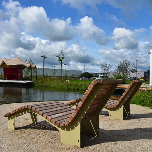 Moderne Sonnenliege - NOTARIS - CROSO FRANCE - Tropenholz / galvanisiertem Stahl / für öffentliche Bereiche