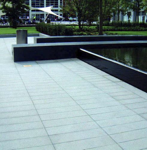 Fliesen für Außenbereich - TILES : FINE GRAIN - DVTSTONE - für Fußboden / Granit / geflammt