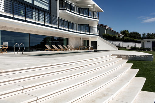 Gerade Treppe - LUGET N°7 CLAIR - TREADS BRUSHED - Luget - Steinstufen / für Außenbereich / modern