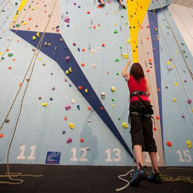 Festinstallierte Kletterwand - ROPED - Rockworks Ltd - für Spielplätze