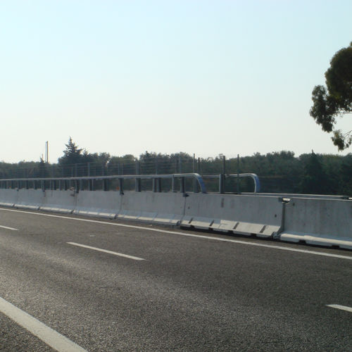 Betonleitplanke - Prefabricados Alberdi - für Brückenbau