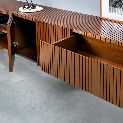 Sideboard mit hohen Beinen - SOMA - Estudiobola - modern / Holz / mit Schubladen
