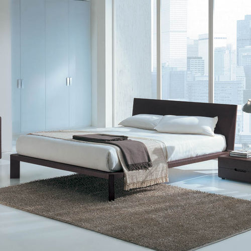 Doppelbett - ASIA - Mobilform - modern / gepolstertes Kopfteil / Holz