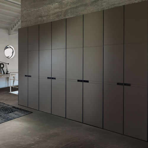 Moderner Kleiderschrank - SYDNEY - Mobilform - Holz / Leder / mit Schwingtür