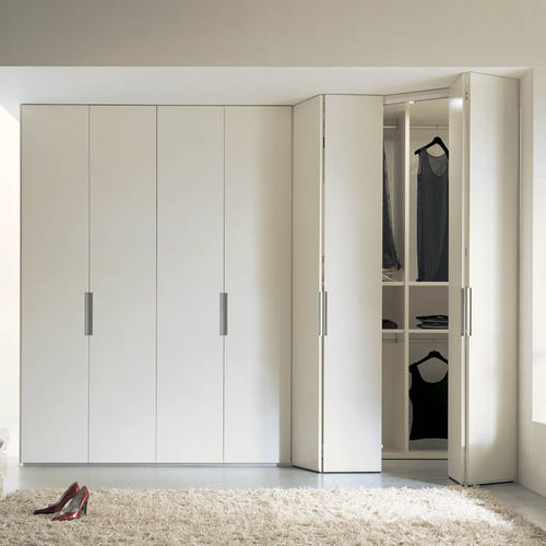 Eckkleiderschrank - SLOW - Mobilform - modern / lackiertes Holz / mit Schiebetür