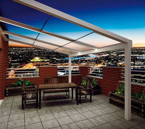 Angebaute Pergola - TUPAK - LLAZA WORLD, S.A. - Glas / Aluminium / Faltdach