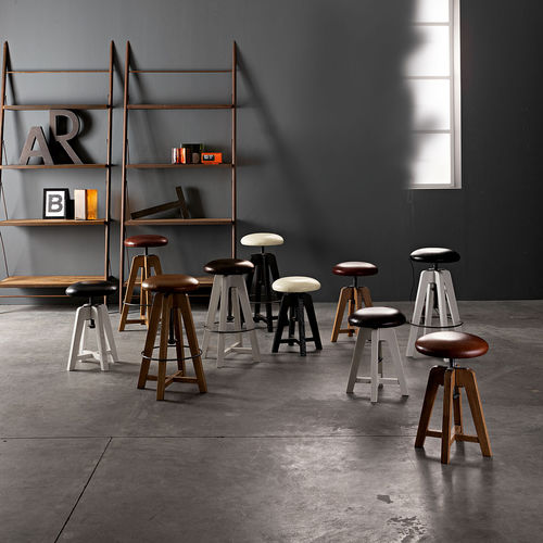 Moderner Hocker - SEATTLE  - Devina Nais - Leder / Gestell aus Holz / Gestell aus Eisen