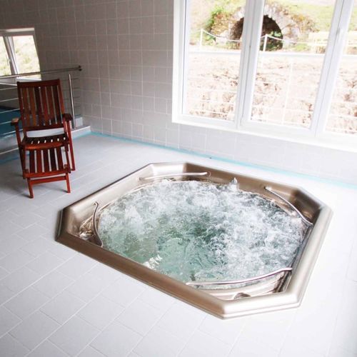 Whirlpool zum Aufstellen - Rondo - USSPA, s.r.o. - Einbau / quadratisch / Sechssitzer