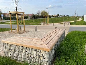 Moderne Bank für den öffentlichen Raum - ANGLE - ID GABION - L'AGENCE URBAINE - galvanisiertem Stahl / Stahl / Kiefer