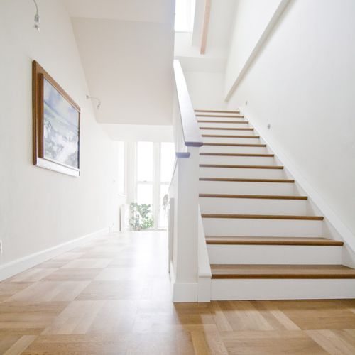 Gerade Treppe - QC FLOORS - mit Stufen aus Eiche / mit Holzstruktur / modern