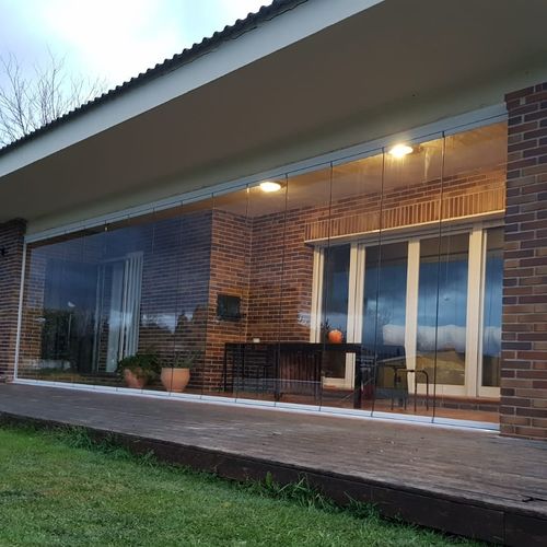 Glasfaltwand - GLASS BALCONY WITHOUT THRESHOLD AND WITHOUT GUIDE - BKS balcony glazing systems - Aluminium / dreiflügelig / zweiflügelig