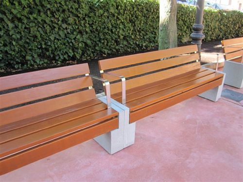 Moderne Bank für den öffentlichen Raum - MESULL - Mago Urban - Holz / Beton / mit Rückenlehne