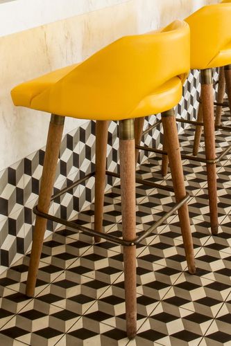 Moderner Barhocker - PINTXAD - EGG DESIGNS - Leder / Gestell aus Holz / Polster