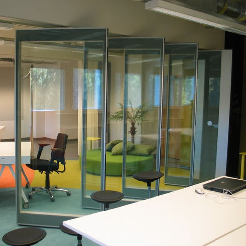 Schiebetrennwand - Moving Designs Ltd - einziehbar / Glas / für professionellen Einsatz