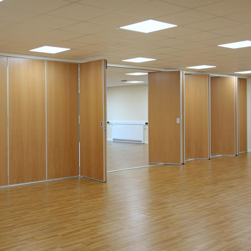 Schiebetrennwand - KUDOS - Moving Designs Ltd - Falt / Holz / für professionellen Einsatz