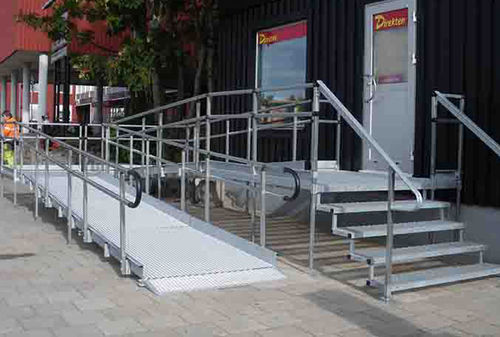 Zugangsrampe / galvanisiertem Stahl - Trident - für Behinderte / modular