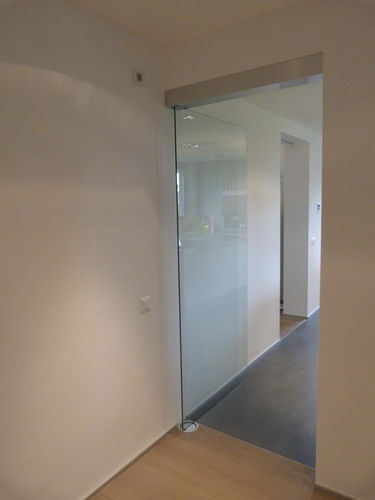 Tür für Innenbereich - Kowalski SA - Glas / mit seitlicher Drehachse / Glas