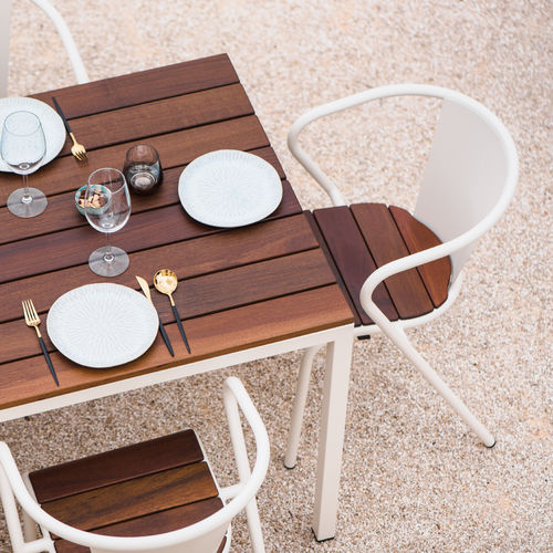 Moderner Tisch - BICAtable Square CLASSIC - BICA chair - Holz / Gestell aus Stahl / quadratisch