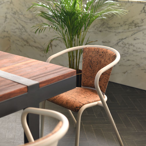 Moderner Stuhl - BICAchair - BICA chair - für den Innenraum / Kork / Gestell aus Holz