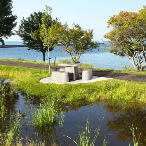 Moderner Picknicktisch - TRIANGLE - PREFAC MYWAY - Beton / dreieckig / mit montierten Stühlen
