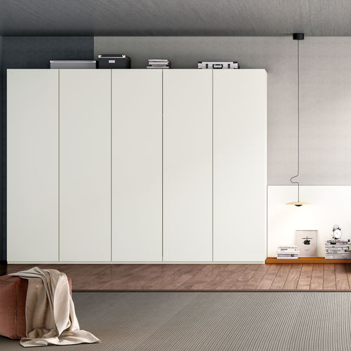 Moderner Kleiderschrank - BASE - EMEDE - lackiertes Holz / mit Schwingtür / mit Schublade