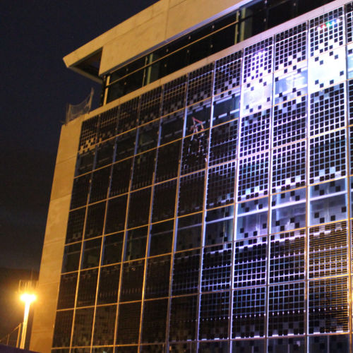Vorhangfassade / freitragende Struktur - 2ES - aus Aluminium und Glas / Photovoltaik / transparent