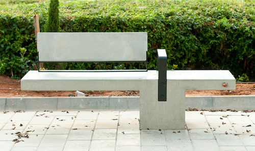 Moderne Bank für den öffentlichen Raum - LIBRA - Arica Urban - Eisen / Beton / mit Rückenlehne