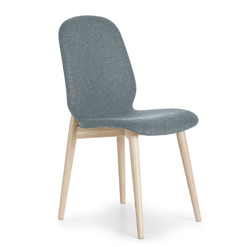Stuhl / skandinavisches Design - TRADITION - PBJ Mobler ApS - für den Innenraum / Stoff / Gestell aus Massivholz